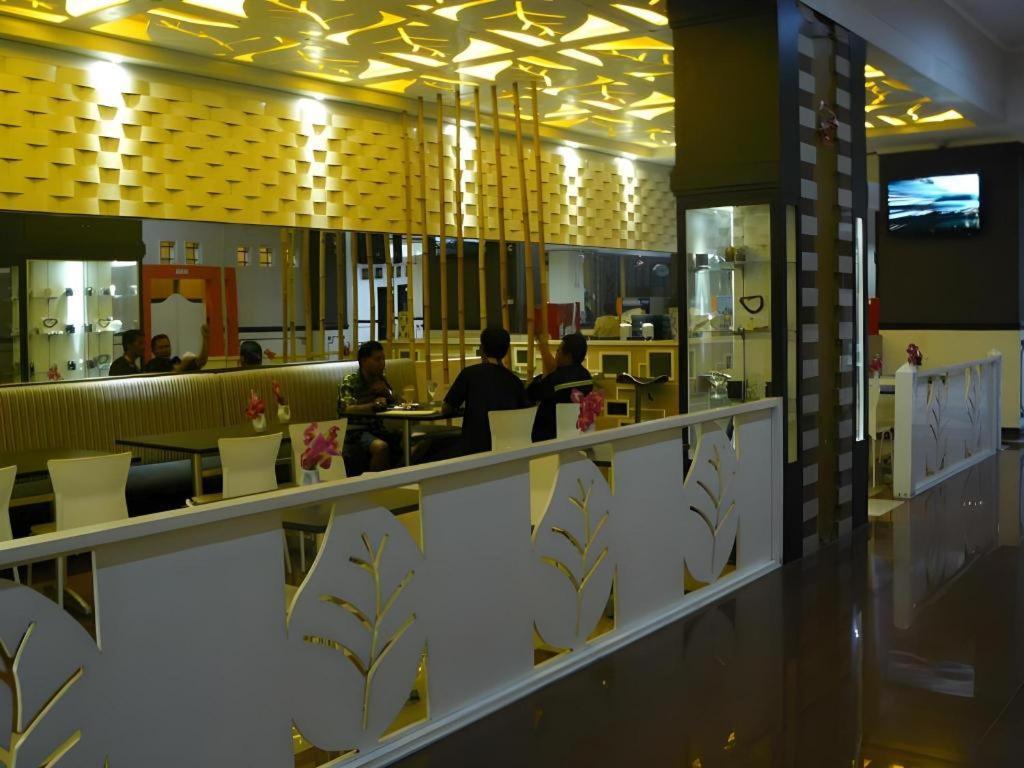 V3 Hotel สุราบายา ภายนอก รูปภาพ