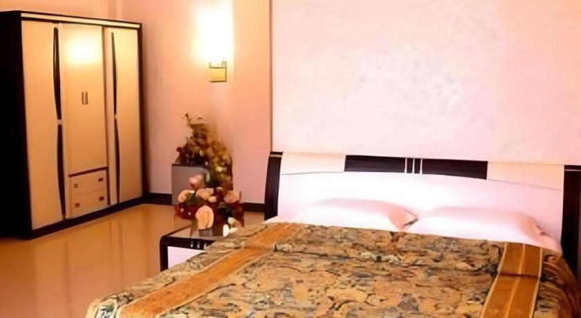 V3 Hotel สุราบายา ภายนอก รูปภาพ